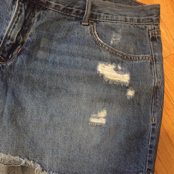 Jean Shorts with tears - Picture 2 of 5